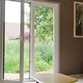 grande porte fenêtre qui donne sur un jardin